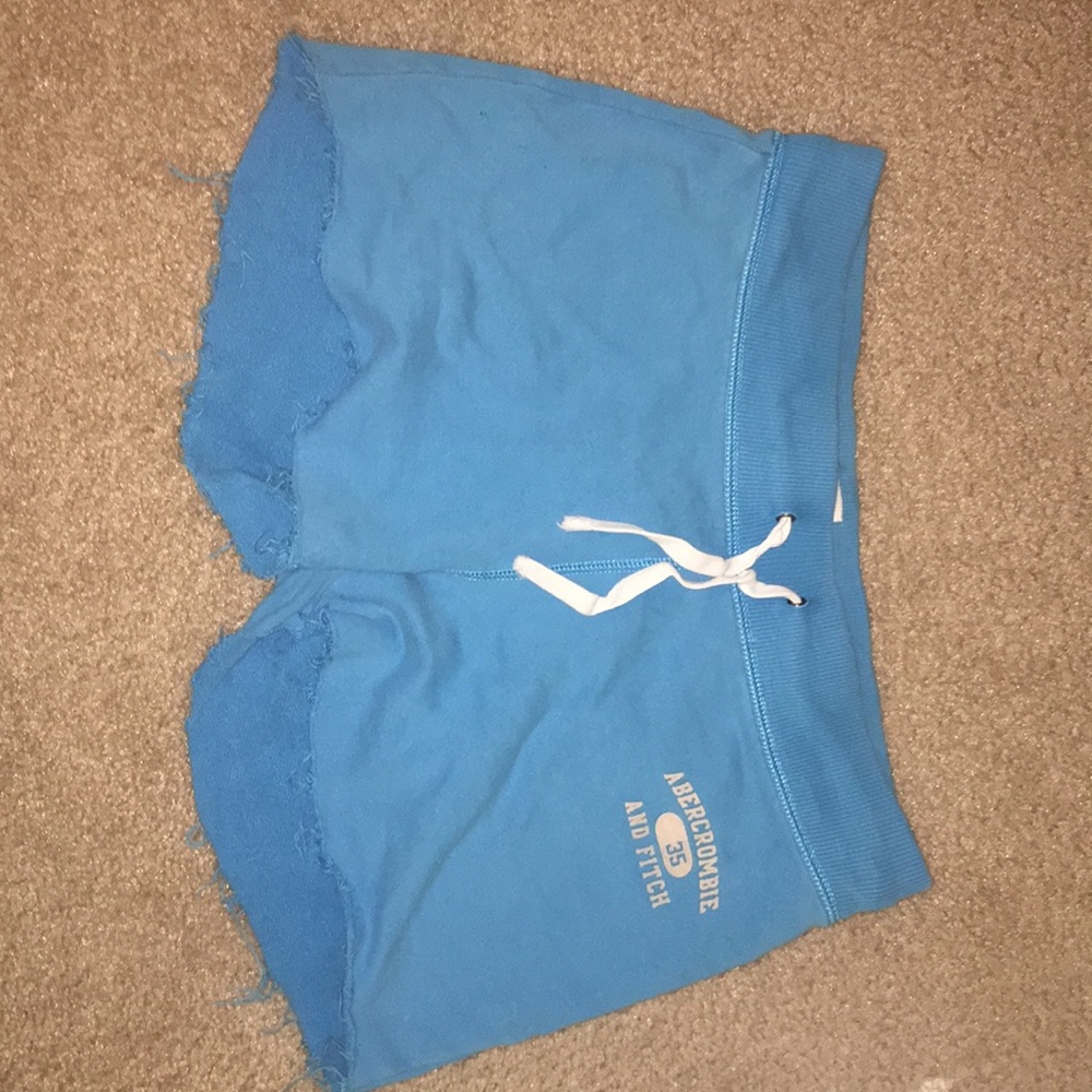 Abercrombie & Fitch sleeping cut-off shorts